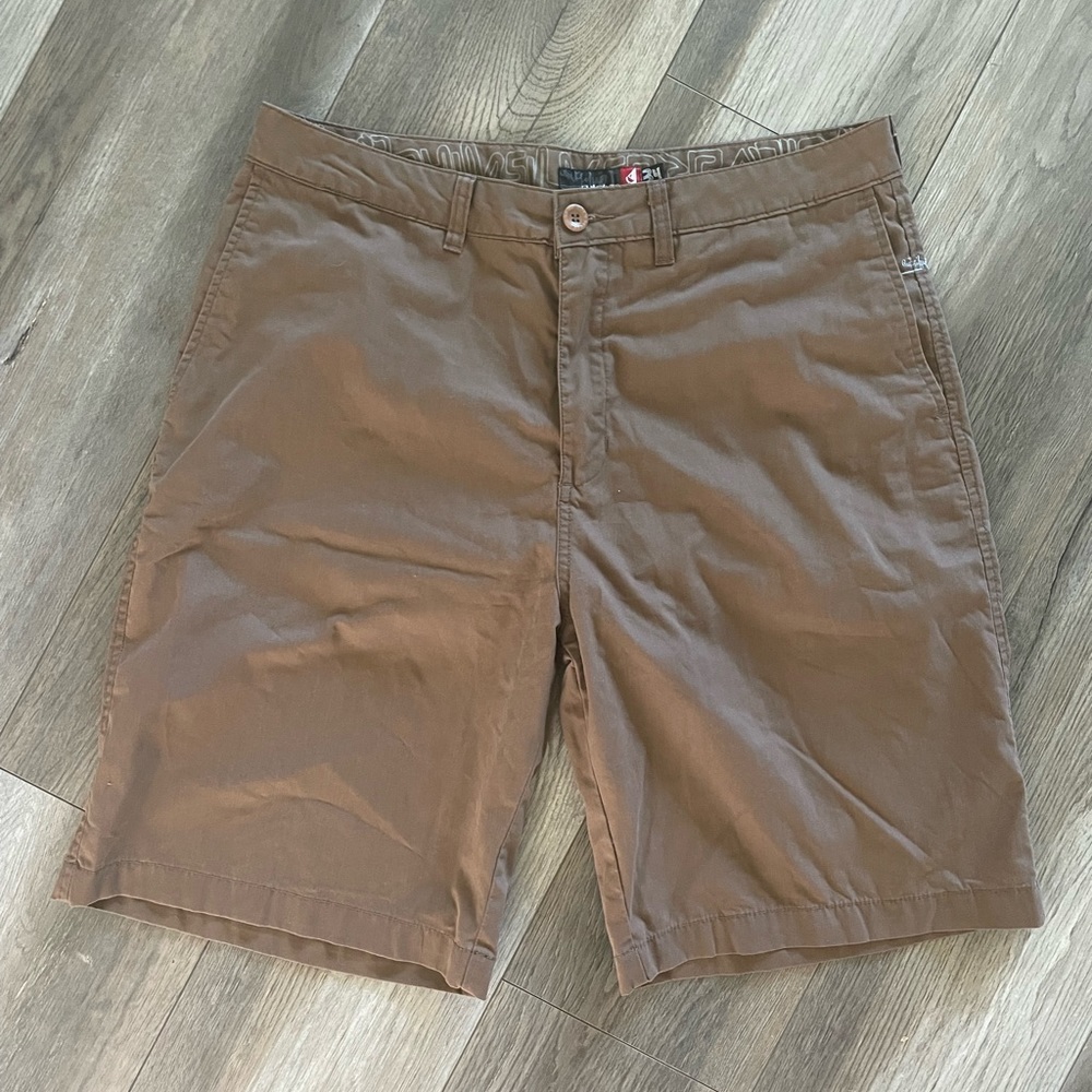 mens size 34 shorts
Brand: quicksilver
Size: 34
Color: brown 
Excellent